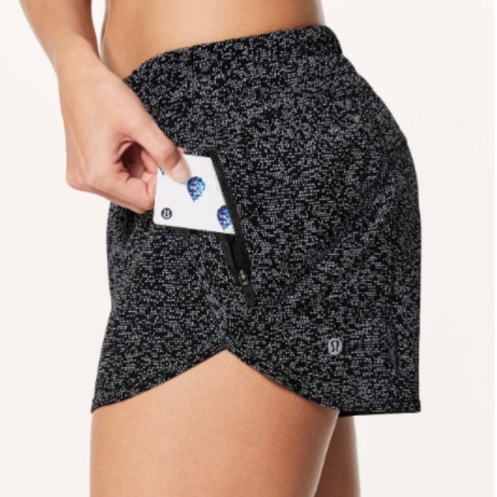 LULULEMON 12 Tracker Shorts in Sound Wave Polka Dot Pattern Black White Running
